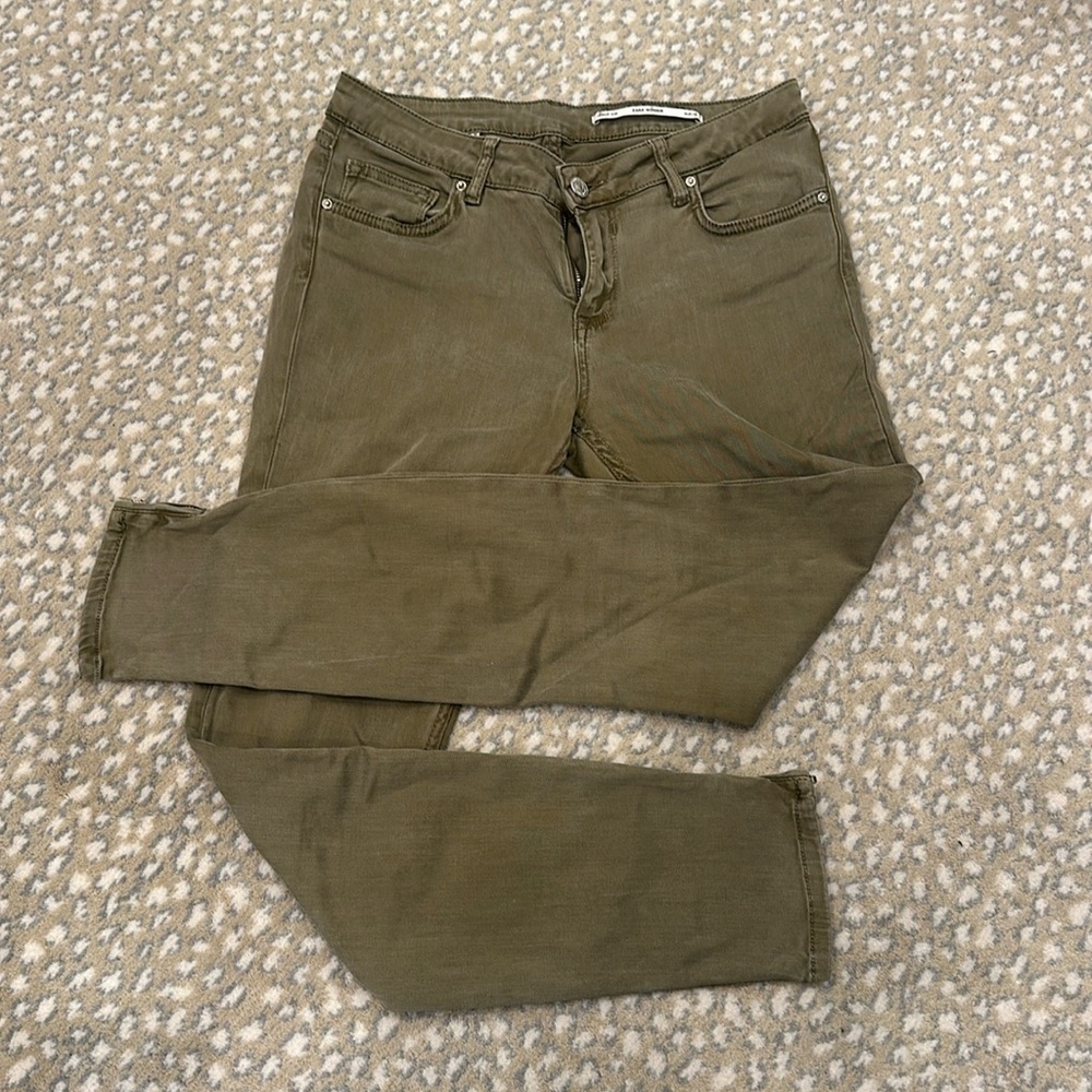 Women’s Zara army green straight leg skinny jeans, size 4 US and 26 waist